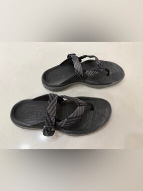 Keen SOLR Toe Post Black and Gray Striped Sport Adjustable Water Sandals, 9